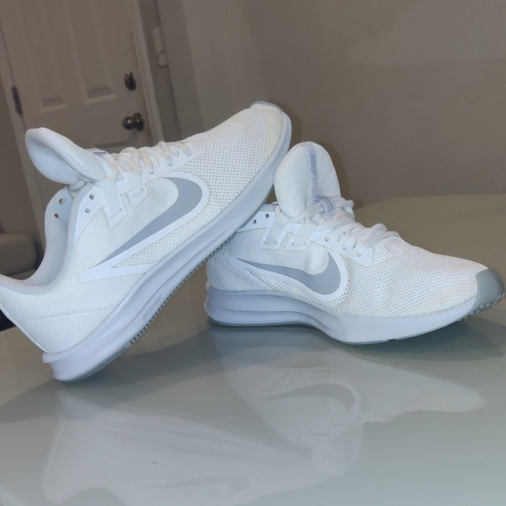 Nike White Woman's Running Shoes - Picture 6 of 11